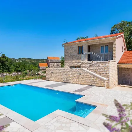 Amazing In With Outdoor Swimming Pool Nyaraló *